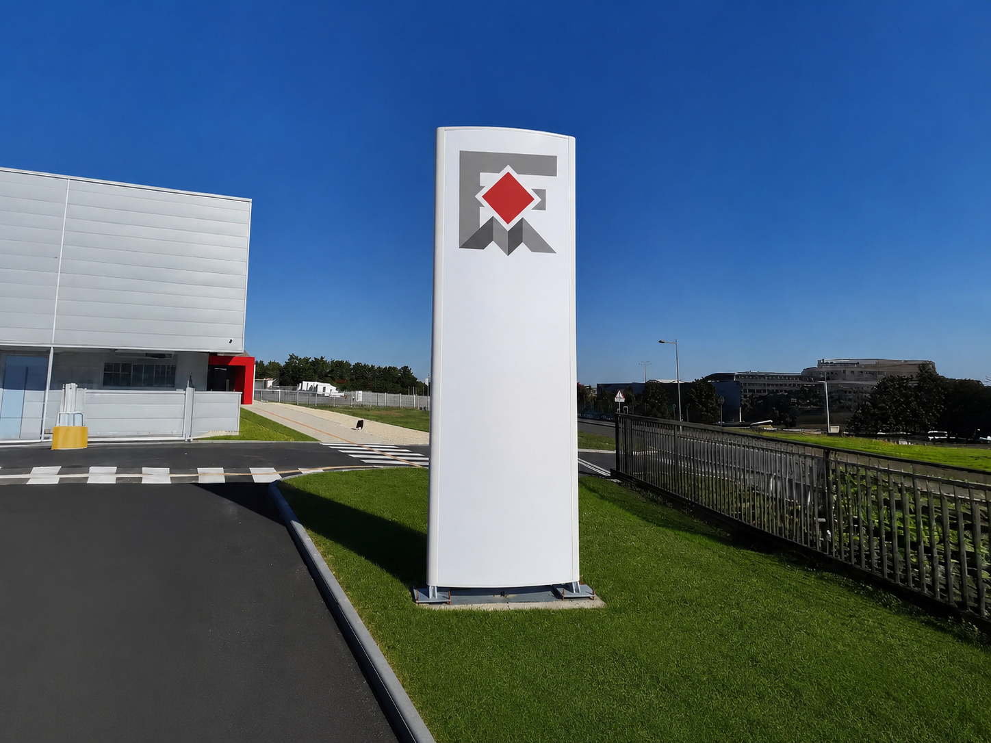 Totem aluminium galbé