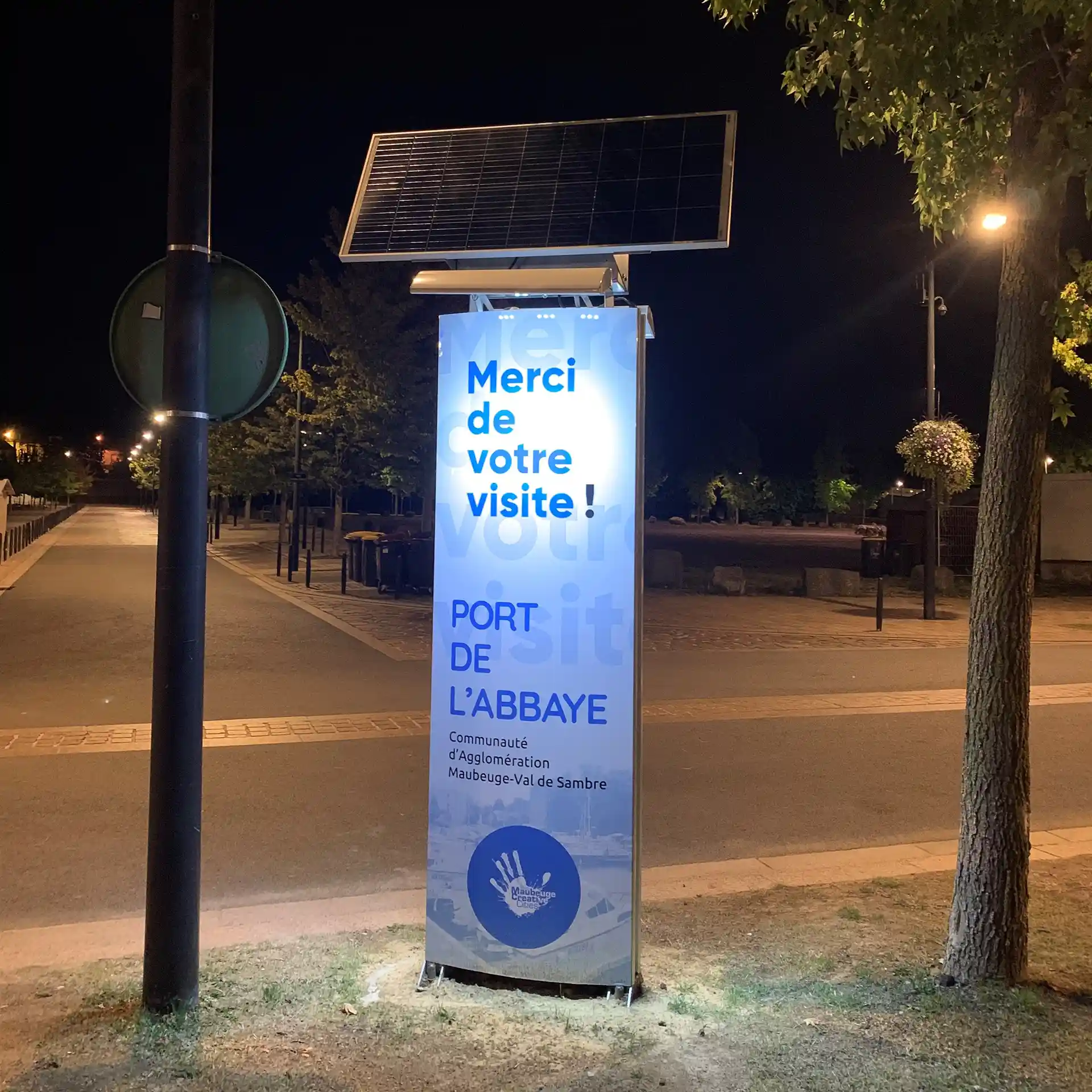 Totem Dunois galbé Kikaffich 2500 x 800 mm – Éclairage photovoltaïque de nuit